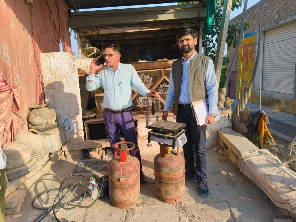 रसद विभाग की बड़ी कार्रवाई: दो घरेलू गैस सिलेंडर, इलेक्ट्रॉनिक कांटा और गैस रिफिलिंग मशीन जब्त