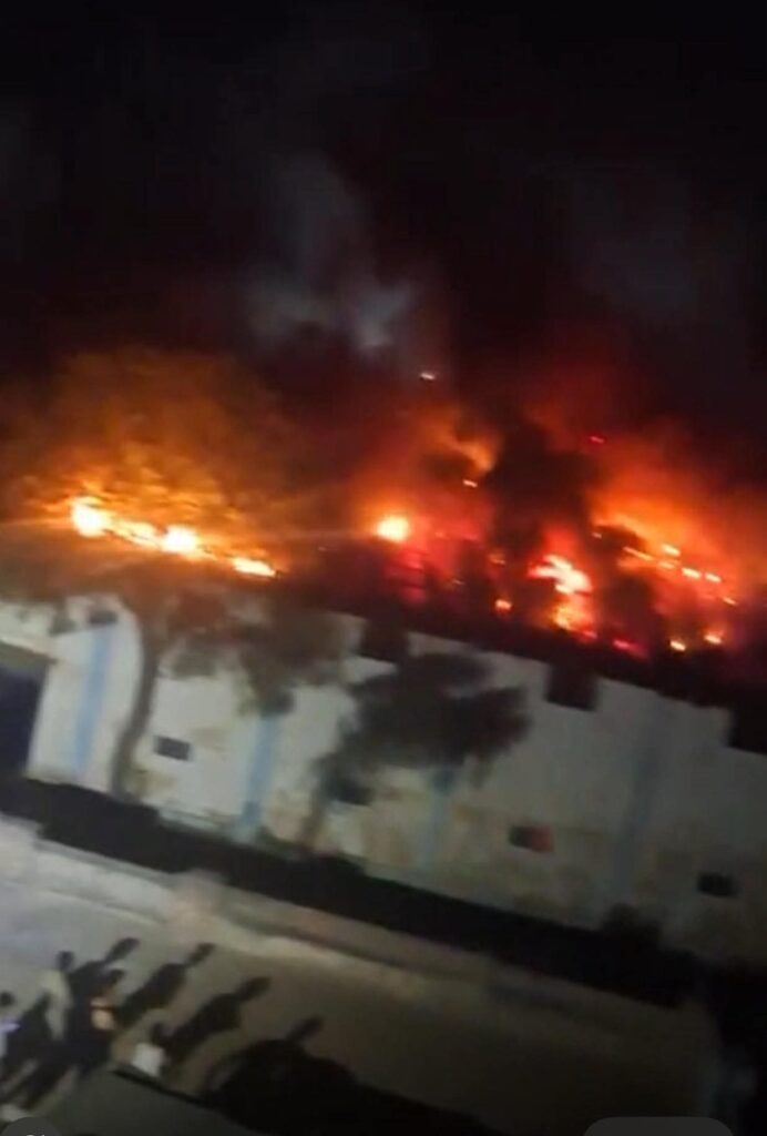 बीकानेर: देशनोक में रेलवे पुलिया के पास FCI गोदाम में लगी भीषण आग, बीकानेर और नोखा से फायर ब्रिगेड रवाना 1 WhatsApp Image 2026 03 09 at 4.32.08 AM